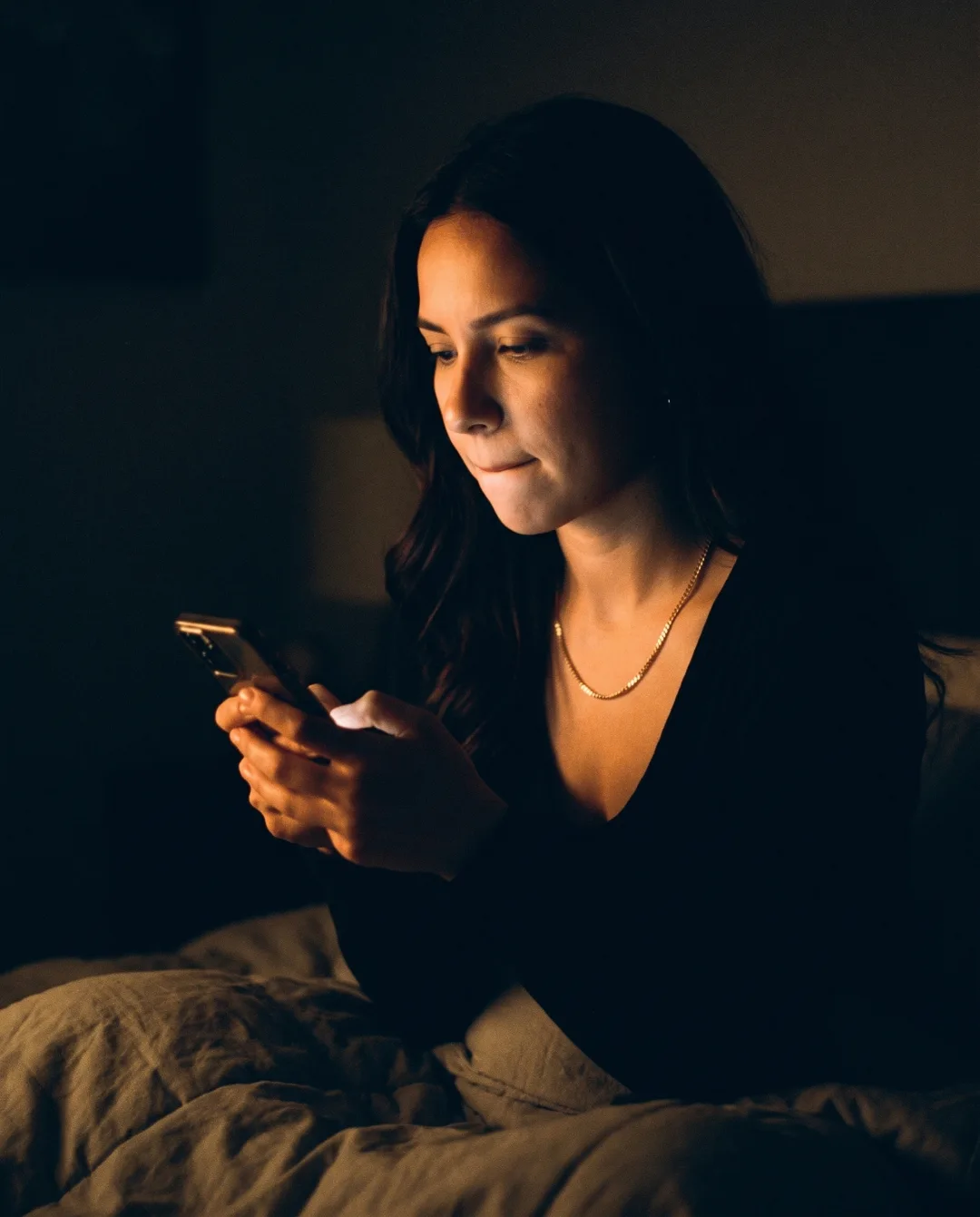 Mujer despierta de madrugada mirando su celular